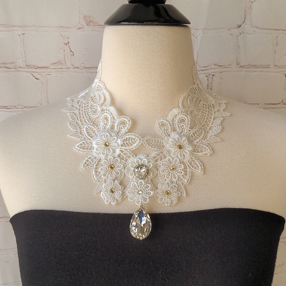 🌞🌞White Lace Collar Necklace Large Rhinestone Pendant Lacey Feminine